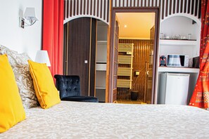 1 bedroom, iron/ironing board, WiFi, bed sheets - Luxury studio-style room across from the pool with a private terrace (Fourques)