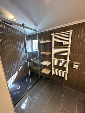 Dusj, hårføner, håndklær og såpe