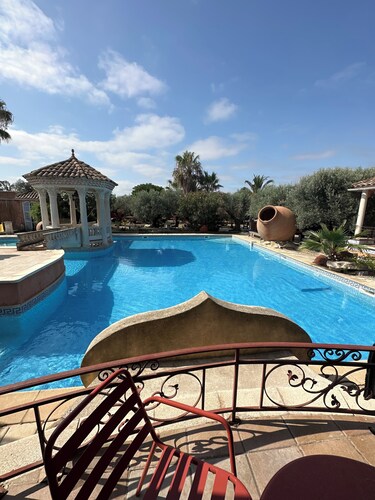 Chambre de luxe, grandeur studio en face de la piscine avec sa terrasse privée