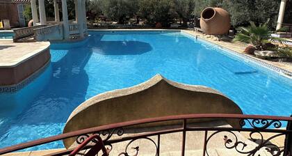 Chambre de luxe, grandeur studio en face de la piscine avec sa terrasse privée