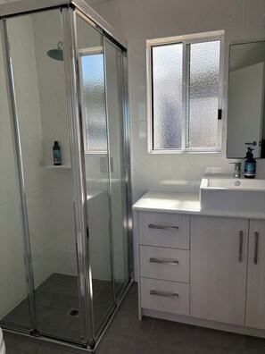 Asciugacapelli, asciugamani, sapone, carta igienica