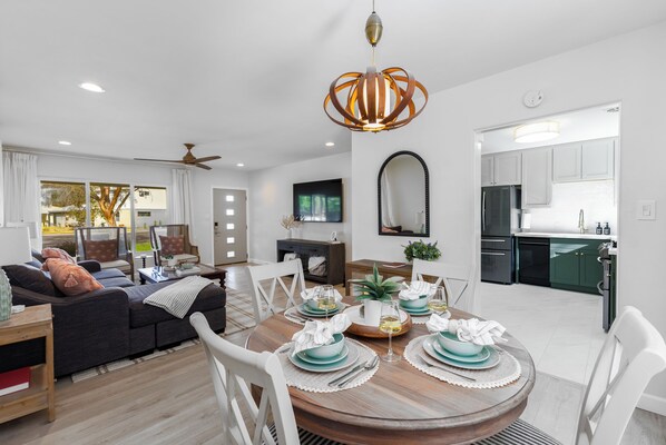 Interior - The Phoenix Stay – Cozy 3BR Retreat with AC & WiFi in the Heart of Phoenix! (Phoenix)