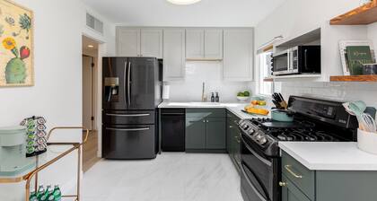 The Phoenix Stay – Cozy 3BR Retreat with AC & WiFi in the Heart of Phoenix!