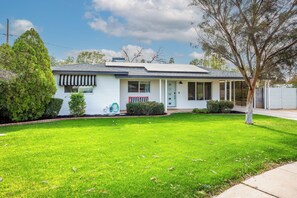 Exterior - The Phoenix Stay – Cozy 3BR Retreat with AC & WiFi in the Heart of Phoenix! (Phoenix)