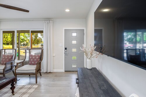 The Phoenix Stay – Cozy 3BR Retreat with AC & WiFi in the Heart of Phoenix!