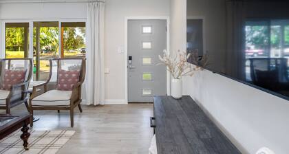 The Phoenix Stay – Cozy 3BR Retreat with AC & WiFi in the Heart of Phoenix!