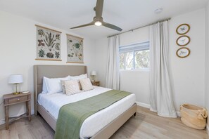 3 bedrooms, iron/ironing board, travel crib, free WiFi - The Phoenix Stay – Cozy 3BR Retreat with AC & WiFi in the Heart of Phoenix! (Phoenix)