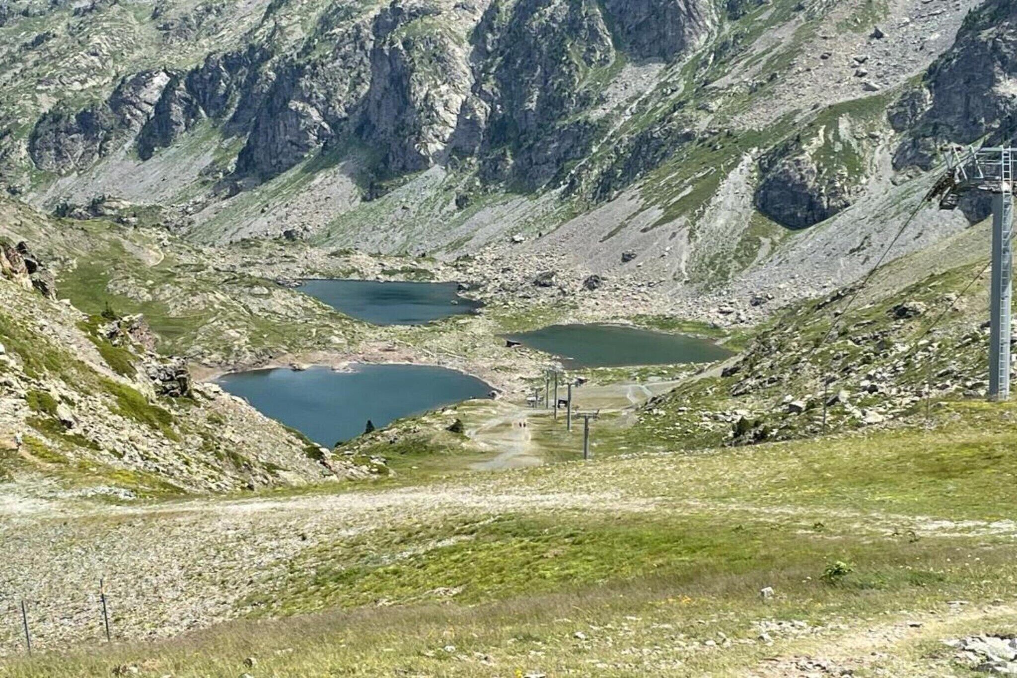 Berglandschap met een meer en een skilift.