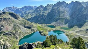 Paisatge de muntanya amb dues llacs i un terreny rocos.