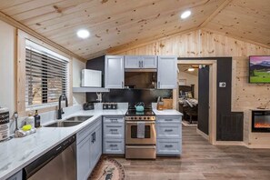 Køleskab, mikrobølgeovn, ovn, kogeplade