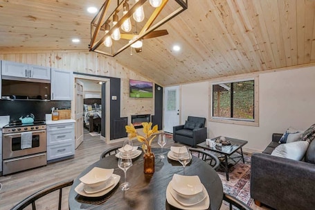 Interior. Cozy Cove- Lake Access, Pet Love