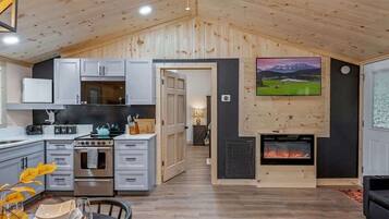 Een koelkast, een magnetron, een oven, een kookplaat