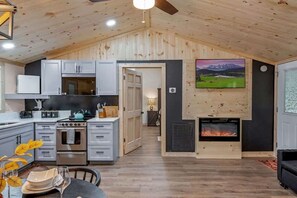 Køleskab, mikrobølgeovn, ovn, kogeplade