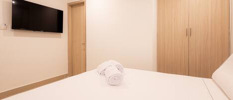 1 habitación, tabla de planchar con plancha, wifi gratis y ropa de cama