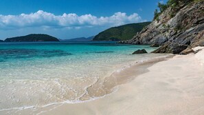 Chaises longues, serviettes de plage