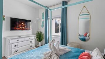 4 soverom, skrivebord, strykejern/-brett og reiseseng for barn