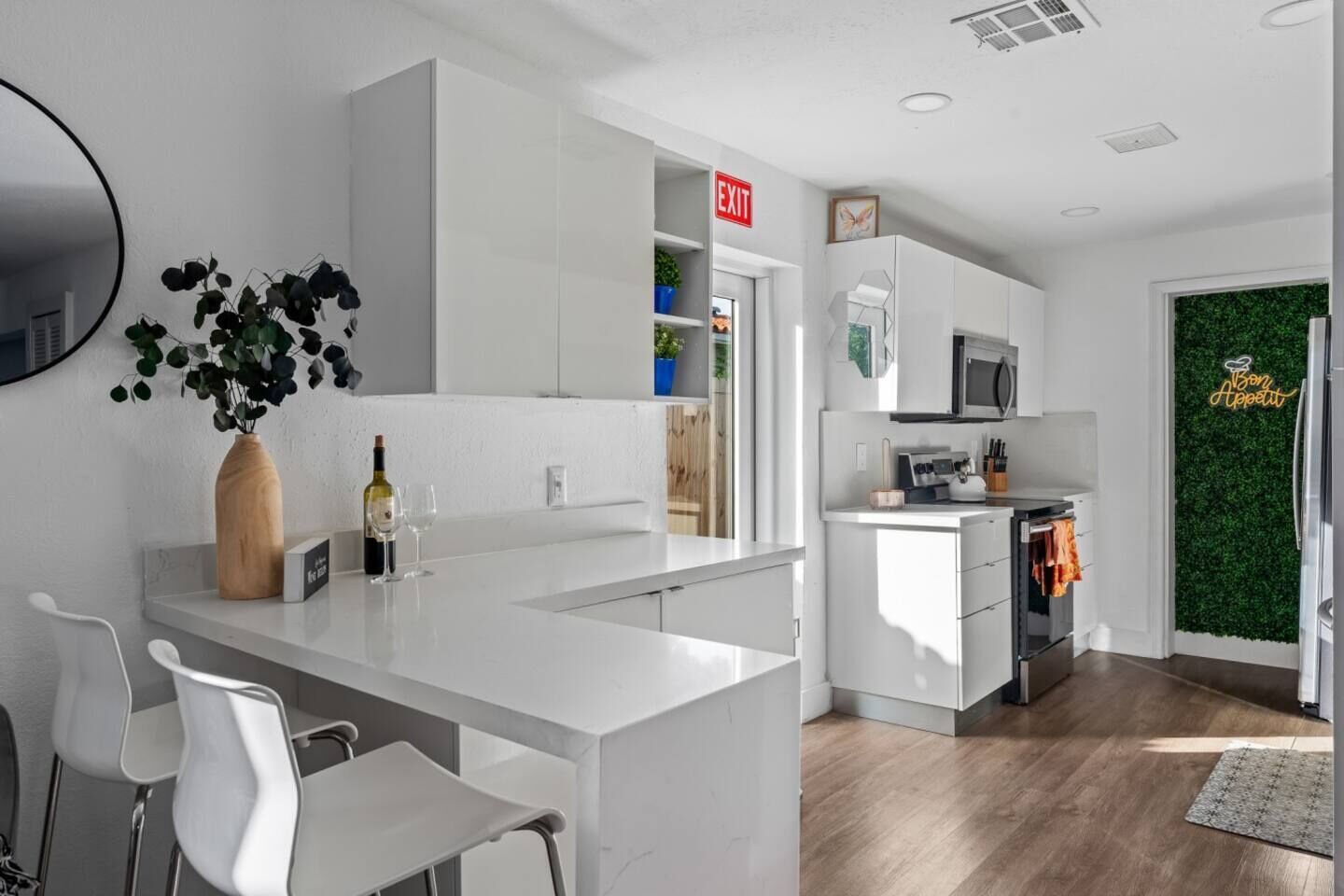 Kjøleskap, mikrobølgeovn, ovn og kokeplater