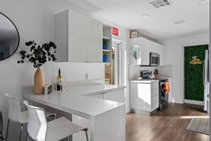 Réfrigérateur, micro-ondes, four, plaque de cuisson