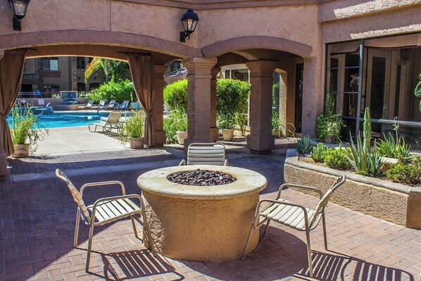 Terrace/patio - Kid Friendly 2-bedroom condo in Scottsdale with Pool, Hottub, fitness room, WiFi (Scottsdale)