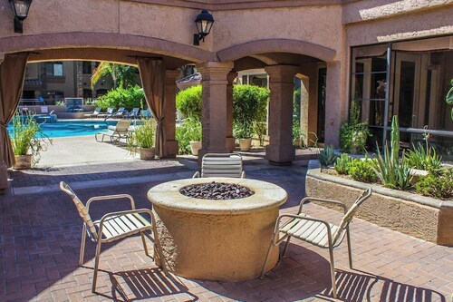 Kid Friendly 2-bedroom condo in Scottsdale with Pool, Hottub, fitness room, WiFi