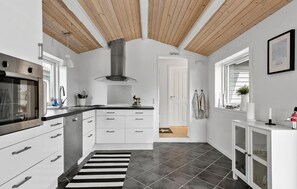 Réfrigérateur, lave-vaisselle, cafetière-théière