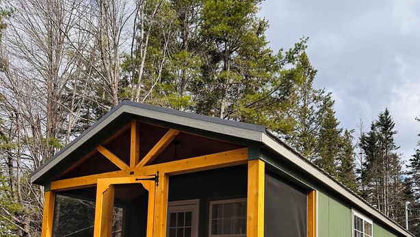 A small cabin with a porch, steps, and a water tank. - Green Cabin in Surry close to Acadia and Bar Harbor (Surry)