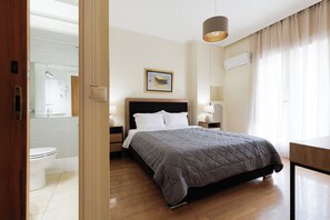 4 bedrooms, in-room safe, desk, iron/ironing board