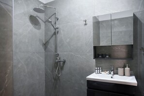 Douche, séchoir à cheveux, serviettes fournies, savon