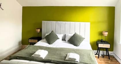 Luxury Home - Sleeps 20 - Beach, Cinema, Hot Tub