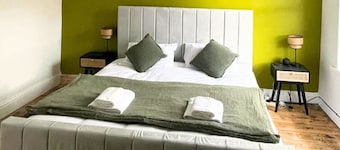 Luxury Home - Sleeps 20 - Beach, Cinema, Hot Tub