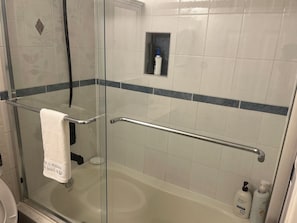 Bruser, hårtørrer, bidet, håndklæder