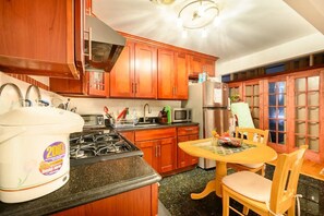 Réfrigérateur, four à micro-ondes, surface de cuisson, grille-pain