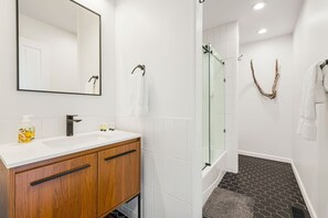 Hair dryer, towels - 360 Gorgeous Views, Mid-Century Modern, Sleeps 8 (Bryson City)