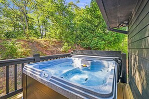Outdoor spa tub - 360 Gorgeous Views, Mid-Century Modern, Sleeps 8 (Bryson City)