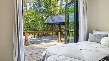 5 bedrooms, desk, WiFi, bed sheets