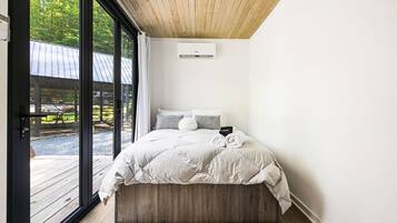 6 bedrooms, desk, WiFi, bed sheets