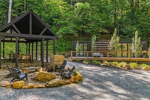Terrace/patio - BaseCamp Mountain Retreat and Event Venue (Bryson City)