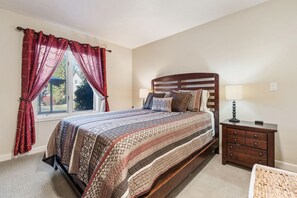 1 bedroom, desk, free WiFi, bed sheets - Lakeside Haven LS1 | Ski | Snowboard | Hot Tub (Huntsville)