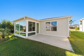 Exterior - Charming 3-bedroom house with Golfcart, Hot Tub, and WiFi in The Villages. (The Villages)