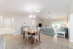 Interior - Charming 3-bedroom house with Golfcart, Hot Tub, and WiFi in The Villages. (The Villages)