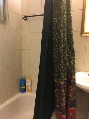 Hårtork, handdukar, tvål och schampo