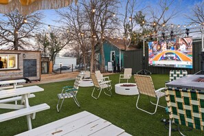 Outdoor dining - Chic & Cozy Studio, Next to Pickleball & Top Eats (Austin)