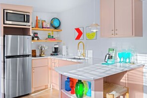 Kühlschrank, Mikrowelle, Herdplatte, Wasserkocher mit Kaffee-/Teezubehör