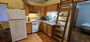 Køleskab, mikrobølgeovn, ovn, kogeplade