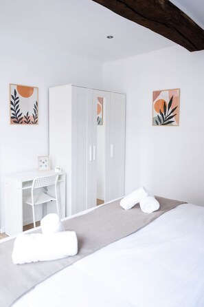 A bedroom with a bed, a desk, and a wardrobe. - Gite à binche - A l'Orange Sanguine (BINCHE)