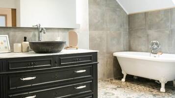 Een haardroger, handdoeken