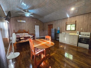 Studio, 1 Queen Bed, Garden View