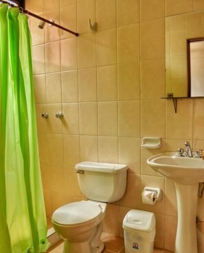 Quarto casal standard, vista para a cidade | Banheiro | Chuveiro, chuveiro com efeito de chuva