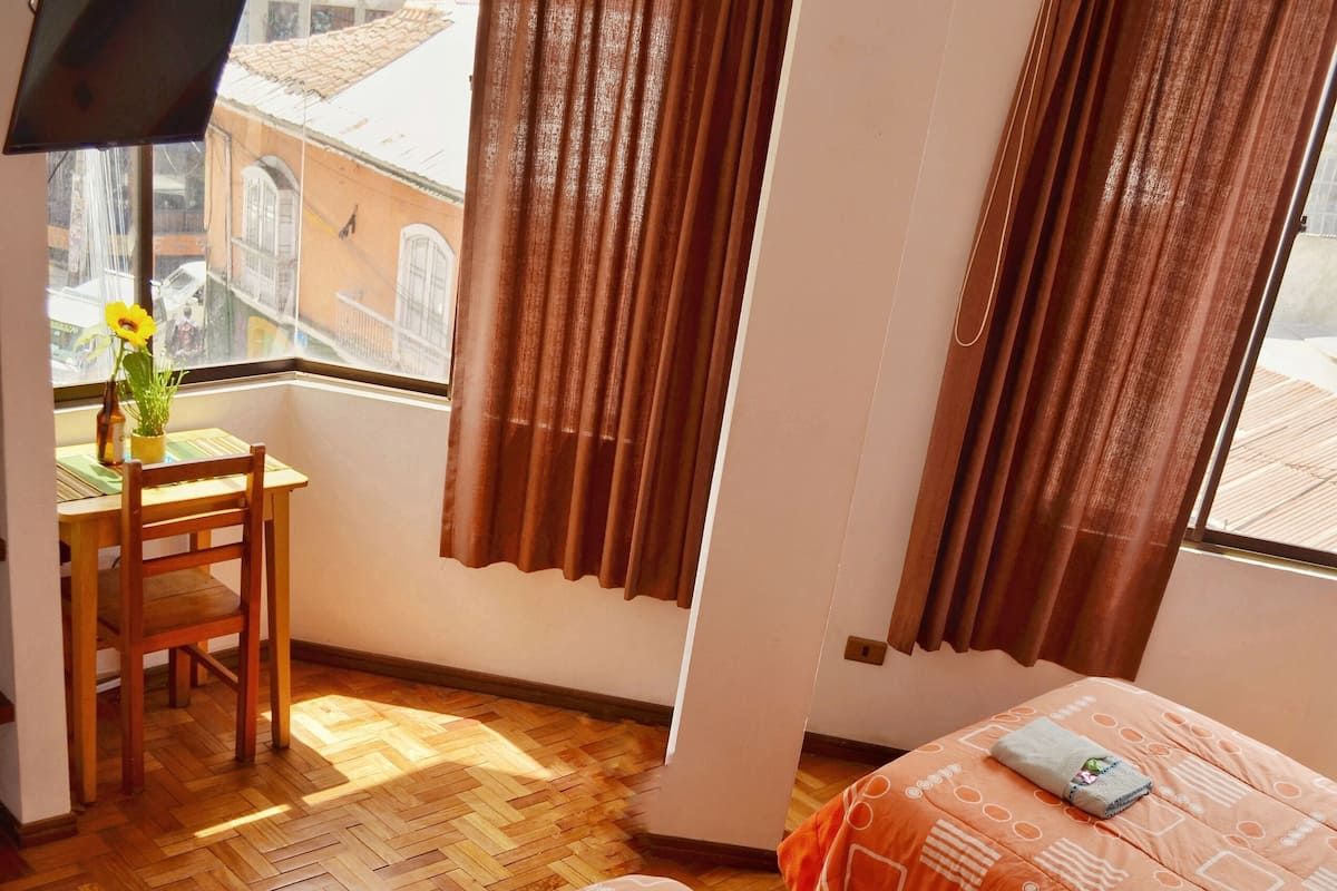 Camera Standard con 2 letti singoli, vista città | Una scrivania, Wi-Fi gratuito, lenzuola