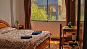 Habitación doble estándar, vista a la ciudad | Escritorio, wifi gratis y ropa de cama
